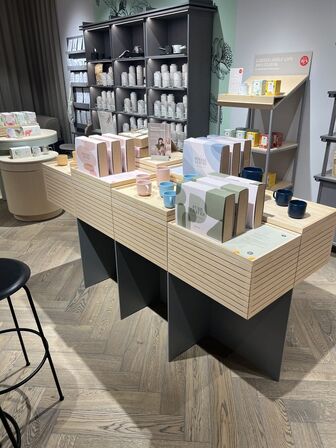 Displaystand m. løse plader inkl. indhold