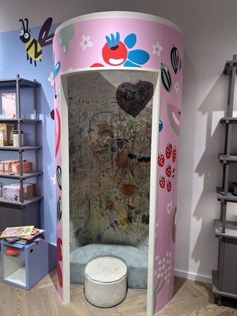 Børnerum' inkl. høne, bøger m.v.