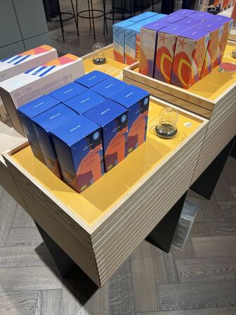 Displaystand m. løse plader inkl. indhold