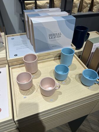 Displaystand m. løse plader inkl. indhold