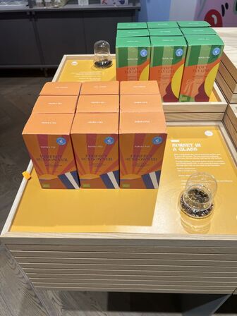 Displaystand m. løse plader inkl. indhold