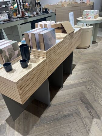 Displaystand m. løse plader inkl. indhold