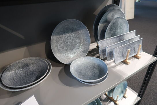 137 stk. tallerkener, kopper, skåle, kander m.m. CHURCHILL