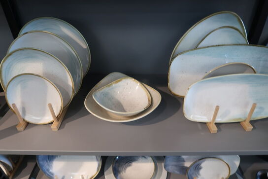 179 stk. tallerkener, kopper, skåle, kander m.m. CHURCHILL