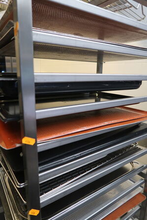 Stikvogn med kantiner og bageplader