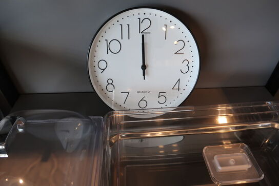 Dispensere med taphane, låg, ur og fade