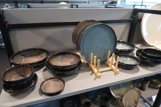 123 stk. tallerkener, kopper, skåle, kander m.m. i stentøj