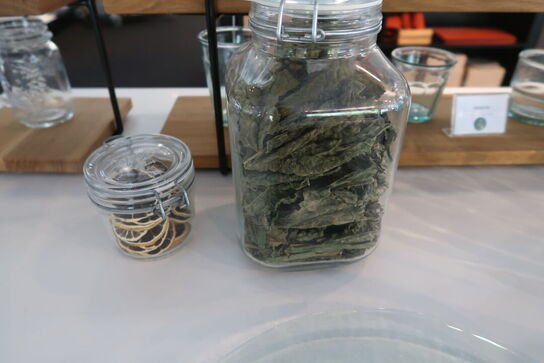 Opsatse med dispenser, glas og flasker
