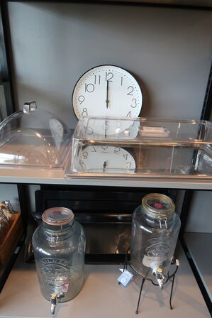 Dispensere med taphane, låg, ur og fade