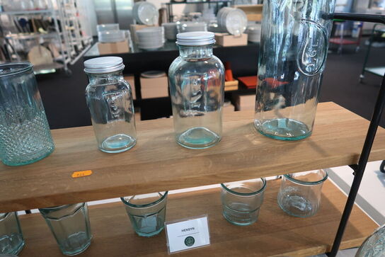 Opsatse med dispenser, glas og flasker