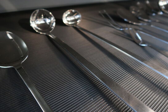 30 stk. tænger, kagespader, sovseskeer, madpincetter m.m.