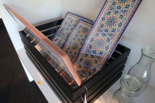 Kasser, bakker, tallerkener, glasflasker m.m.