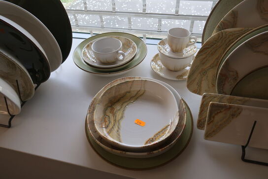 71 stk. tallerkener, kopper, fade m.m. CHURCHILL