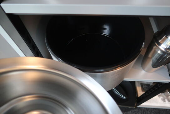 Isspande, lysestager, skåle m.m.