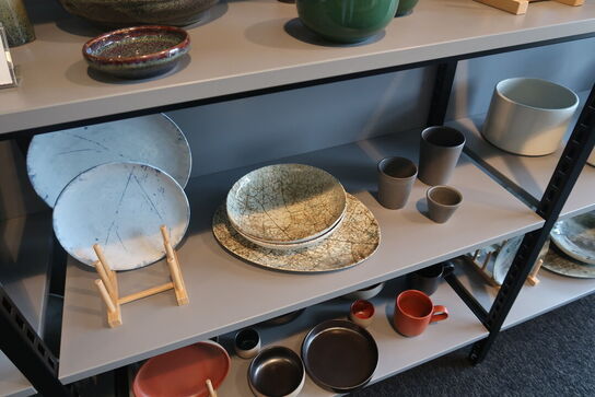 123 stk. tallerkener, kopper, skåle, kander m.m. i stentøj