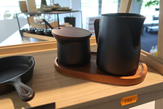 Opsats med glas, minipander, mælkekande m.m.