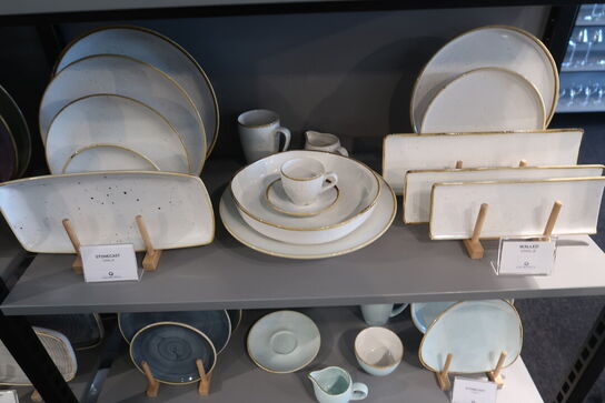 165 stk. tallerkener, kopper, skåle, kander m.m. CHURCHILL