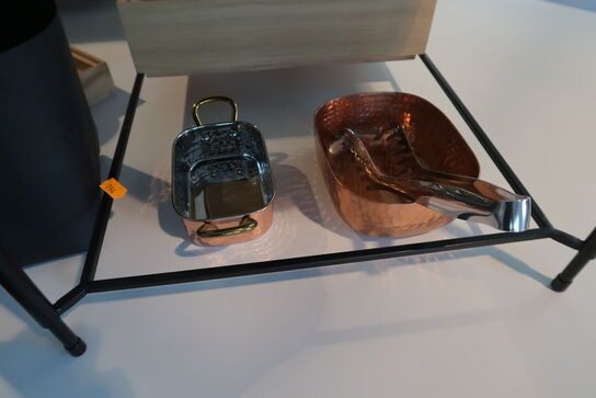 Opsats med kopper, kander, glas m.m.