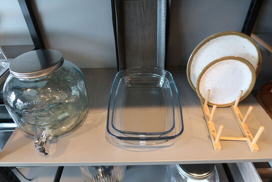 Dispensere med taphane, tallerkener og fade