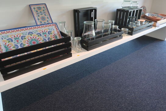 Kasser, bakker, tallerkener, glasflasker m.m.