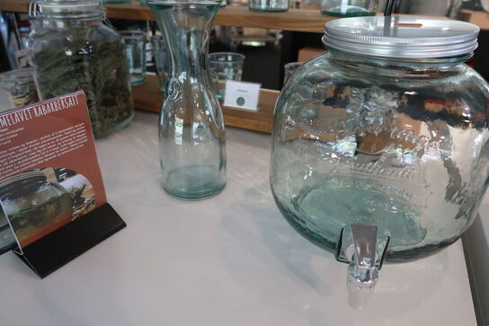 Opsatse med dispenser, glas og flasker