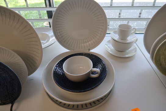 71 stk. tallerkener, kopper, fade m.m. CHURCHILL