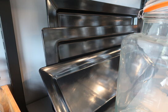 Dispensere med taphane, låg, ur og fade