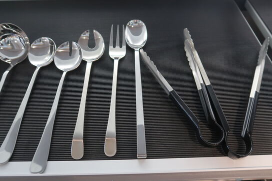 30 stk. tænger, kagespader, sovseskeer, madpincetter m.m.