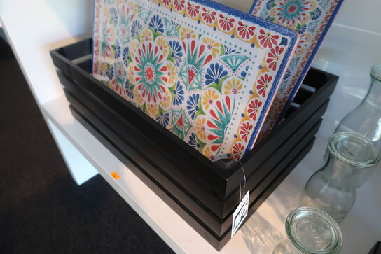 Kasser, bakker, tallerkener, glasflasker m.m.