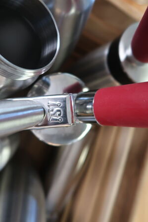 Kasse med sodasifonflasker