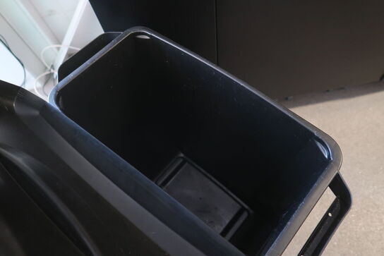 Beholder 60 ltr plast sort emed låg (Brugt) med vogn