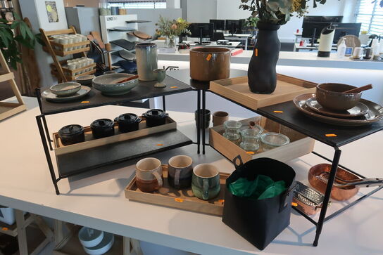 Opsats med kopper, kander, glas m.m.