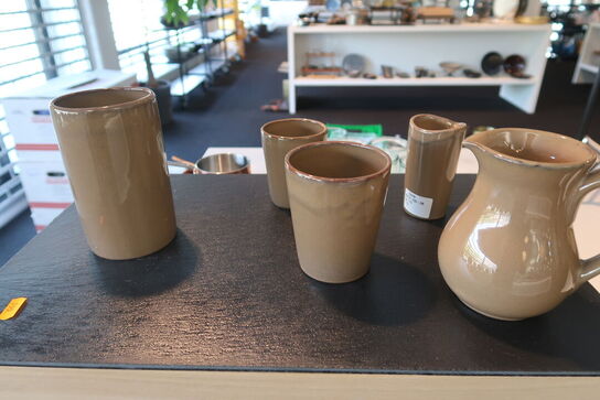 Opsatse med kander, glas m.m.