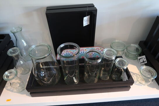 Kasser, bakker, tallerkener, glasflasker m.m.