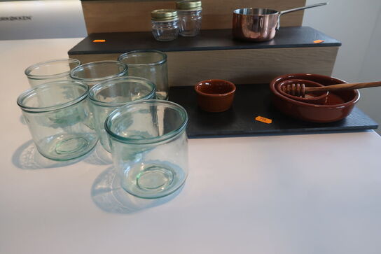 Opsatse med kander, glas m.m.