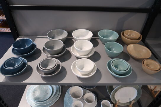 137 stk. tallerkener, kopper, skåle, kander m.m. CHURCHILL