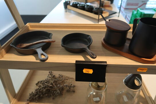 Opsats med glas, minipander, mælkekande m.m.