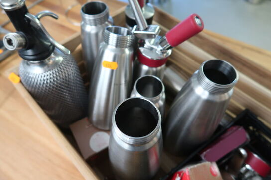 Kasse med sodasifonflasker