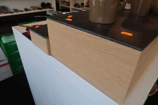 Opsatse med kander, glas m.m.