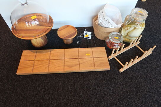 Kageopsats, skærebræt, glas m.m.