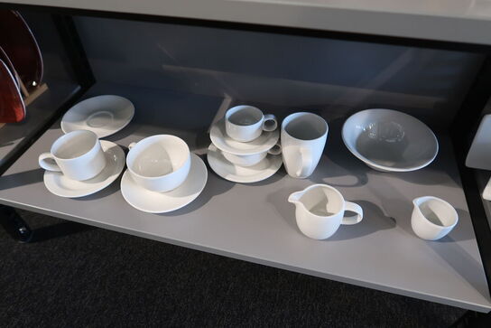 165 stk. tallerkener, kopper, skåle, kander m.m. CHURCHILL