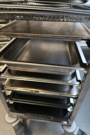 Stikvogn med kantiner og bageplader