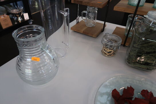 Opsatse med dispenser, glas og flasker