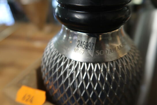 Kasse med sodasifonflasker