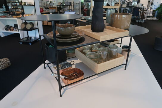 Opsats med kopper, kander, glas m.m.