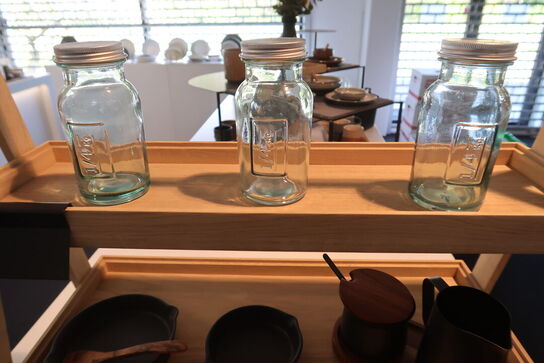 Opsats med glas, minipander, mælkekande m.m.