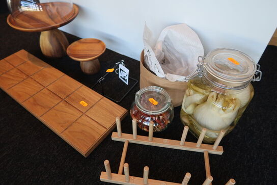 Kageopsats, skærebræt, glas m.m.