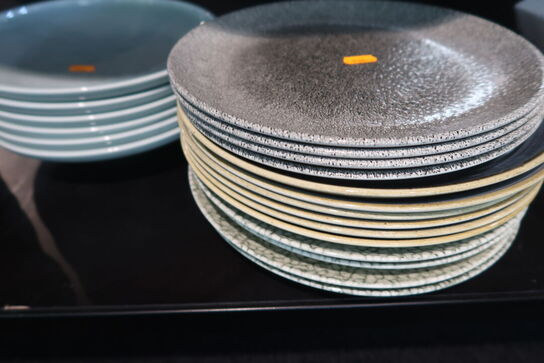 32 stk. tallerkener CHURCHILL, DUDSON og SCHÖNWALD