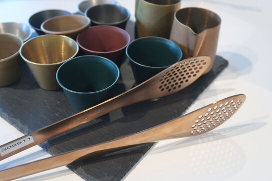 Skifferplade med miniskåle, tang og mælkekander