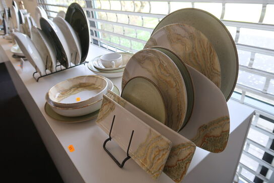 71 stk. tallerkener, kopper, fade m.m. CHURCHILL